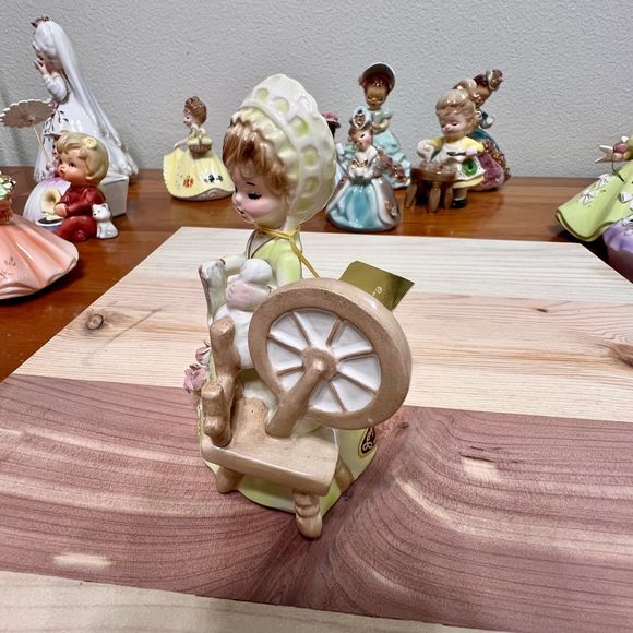 Josef Originals Rare COLONIAL DAYS SERIES, Girl in Green Spinning Wheel Figurine - Picture 7 of 10